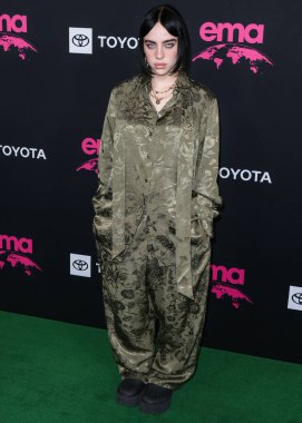 Gucci giyen Amerikalı şarkıcı ve söz yazarı Billie Eilish, 8 Ekim 2022 'de Hollywood, Los Angeles, Kaliforniya, ABD' de Sunset Las Palmas Stüdyoları 'nda düzenlenen 2022 Çevre Medya Derneği Ödülleri Galasına geldi..