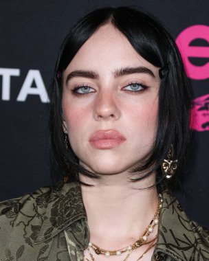 Gucci giyen Amerikalı şarkıcı ve söz yazarı Billie Eilish, 8 Ekim 2022 'de Hollywood, Los Angeles, Kaliforniya, ABD' de Sunset Las Palmas Stüdyoları 'nda düzenlenen 2022 Çevre Medya Derneği Ödülleri Galasına geldi..