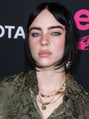 Gucci giyen Amerikalı şarkıcı ve söz yazarı Billie Eilish, 8 Ekim 2022 'de Hollywood, Los Angeles, Kaliforniya, ABD' de Sunset Las Palmas Stüdyoları 'nda düzenlenen 2022 Çevre Medya Derneği Ödülleri Galasına geldi..