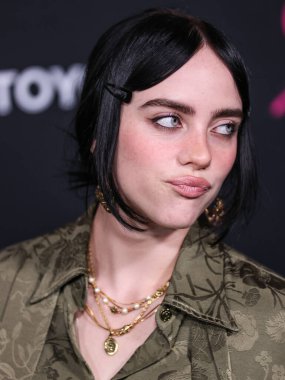 Gucci giyen Amerikalı şarkıcı ve söz yazarı Billie Eilish, 8 Ekim 2022 'de Hollywood, Los Angeles, Kaliforniya, ABD' de Sunset Las Palmas Stüdyoları 'nda düzenlenen 2022 Çevre Medya Derneği Ödülleri Galasına geldi..