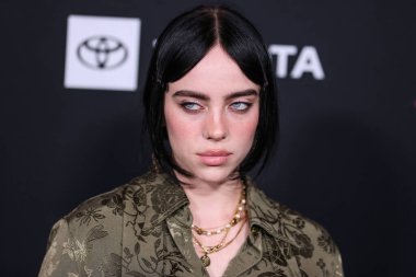 Gucci giyen Amerikalı şarkıcı ve söz yazarı Billie Eilish, 8 Ekim 2022 'de Hollywood, Los Angeles, Kaliforniya, ABD' de Sunset Las Palmas Stüdyoları 'nda düzenlenen 2022 Çevre Medya Derneği Ödülleri Galasına geldi..