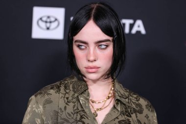 Gucci giyen Amerikalı şarkıcı ve söz yazarı Billie Eilish, 8 Ekim 2022 'de Hollywood, Los Angeles, Kaliforniya, ABD' de Sunset Las Palmas Stüdyoları 'nda düzenlenen 2022 Çevre Medya Derneği Ödülleri Galasına geldi..