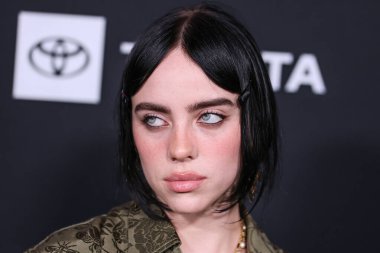 Gucci giyen Amerikalı şarkıcı ve söz yazarı Billie Eilish, 8 Ekim 2022 'de Hollywood, Los Angeles, Kaliforniya, ABD' de Sunset Las Palmas Stüdyoları 'nda düzenlenen 2022 Çevre Medya Derneği Ödülleri Galasına geldi..