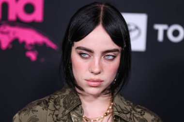 Gucci giyen Amerikalı şarkıcı ve söz yazarı Billie Eilish, 8 Ekim 2022 'de Hollywood, Los Angeles, Kaliforniya, ABD' de Sunset Las Palmas Stüdyoları 'nda düzenlenen 2022 Çevre Medya Derneği Ödülleri Galasına geldi..