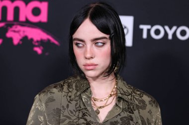 Gucci giyen Amerikalı şarkıcı ve söz yazarı Billie Eilish, 8 Ekim 2022 'de Hollywood, Los Angeles, Kaliforniya, ABD' de Sunset Las Palmas Stüdyoları 'nda düzenlenen 2022 Çevre Medya Derneği Ödülleri Galasına geldi..