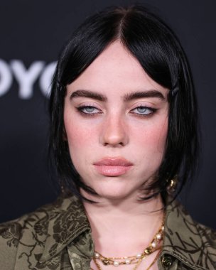 Gucci giyen Amerikalı şarkıcı ve söz yazarı Billie Eilish, 8 Ekim 2022 'de Hollywood, Los Angeles, Kaliforniya, ABD' de Sunset Las Palmas Stüdyoları 'nda düzenlenen 2022 Çevre Medya Derneği Ödülleri Galasına geldi..