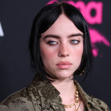 Gucci giyen Amerikalı şarkıcı ve söz yazarı Billie Eilish, 8 Ekim 2022 'de Hollywood, Los Angeles, Kaliforniya, ABD' de Sunset Las Palmas Stüdyoları 'nda düzenlenen 2022 Çevre Medya Derneği Ödülleri Galasına geldi..