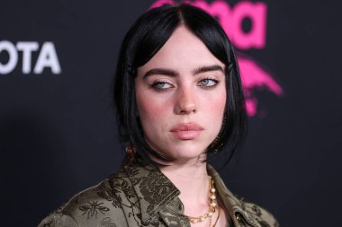 Gucci giyen Amerikalı şarkıcı ve söz yazarı Billie Eilish, 8 Ekim 2022 'de Hollywood, Los Angeles, Kaliforniya, ABD' de Sunset Las Palmas Stüdyoları 'nda düzenlenen 2022 Çevre Medya Derneği Ödülleri Galasına geldi..