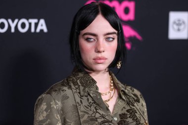 Gucci giyen Amerikalı şarkıcı ve söz yazarı Billie Eilish, 8 Ekim 2022 'de Hollywood, Los Angeles, Kaliforniya, ABD' de Sunset Las Palmas Stüdyoları 'nda düzenlenen 2022 Çevre Medya Derneği Ödülleri Galasına geldi..
