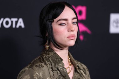 Gucci giyen Amerikalı şarkıcı ve söz yazarı Billie Eilish, 8 Ekim 2022 'de Hollywood, Los Angeles, Kaliforniya, ABD' de Sunset Las Palmas Stüdyoları 'nda düzenlenen 2022 Çevre Medya Derneği Ödülleri Galasına geldi..