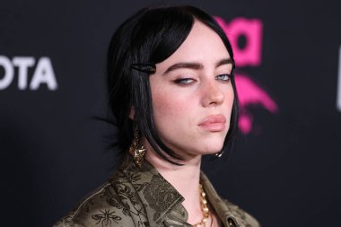 Gucci giyen Amerikalı şarkıcı ve söz yazarı Billie Eilish, 8 Ekim 2022 'de Hollywood, Los Angeles, Kaliforniya, ABD' de Sunset Las Palmas Stüdyoları 'nda düzenlenen 2022 Çevre Medya Derneği Ödülleri Galasına geldi..