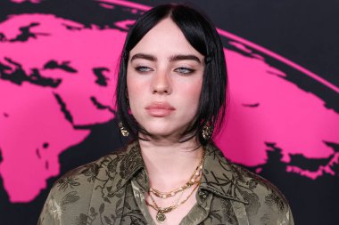 Gucci giyen Amerikalı şarkıcı ve söz yazarı Billie Eilish, 8 Ekim 2022 'de Hollywood, Los Angeles, Kaliforniya, ABD' de Sunset Las Palmas Stüdyoları 'nda düzenlenen 2022 Çevre Medya Derneği Ödülleri Galasına geldi..