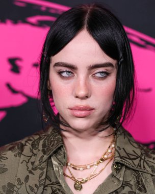 Gucci giyen Amerikalı şarkıcı ve söz yazarı Billie Eilish, 8 Ekim 2022 'de Hollywood, Los Angeles, Kaliforniya, ABD' de Sunset Las Palmas Stüdyoları 'nda düzenlenen 2022 Çevre Medya Derneği Ödülleri Galasına geldi..