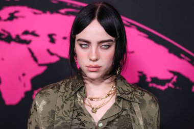 Gucci giyen Amerikalı şarkıcı ve söz yazarı Billie Eilish, 8 Ekim 2022 'de Hollywood, Los Angeles, Kaliforniya, ABD' de Sunset Las Palmas Stüdyoları 'nda düzenlenen 2022 Çevre Medya Derneği Ödülleri Galasına geldi..