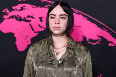 Gucci giyen Amerikalı şarkıcı ve söz yazarı Billie Eilish, 8 Ekim 2022 'de Hollywood, Los Angeles, Kaliforniya, ABD' de Sunset Las Palmas Stüdyoları 'nda düzenlenen 2022 Çevre Medya Derneği Ödülleri Galasına geldi..