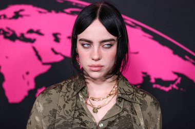 Gucci giyen Amerikalı şarkıcı ve söz yazarı Billie Eilish, 8 Ekim 2022 'de Hollywood, Los Angeles, Kaliforniya, ABD' de Sunset Las Palmas Stüdyoları 'nda düzenlenen 2022 Çevre Medya Derneği Ödülleri Galasına geldi..