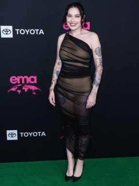 İngiliz şarkıcı Bishop Briggs (Sarah Grace McLaughlin), 8 Ekim 2022 'de Sunset Las Palmas Stüdyoları' nda düzenlenen 2022 Çevre Medya Derneği Ödülleri Galasına geldi..