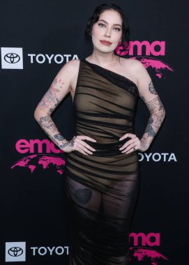İngiliz şarkıcı Bishop Briggs (Sarah Grace McLaughlin), 8 Ekim 2022 'de Sunset Las Palmas Stüdyoları' nda düzenlenen 2022 Çevre Medya Derneği Ödülleri Galasına geldi..