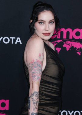 İngiliz şarkıcı Bishop Briggs (Sarah Grace McLaughlin), 8 Ekim 2022 'de Sunset Las Palmas Stüdyoları' nda düzenlenen 2022 Çevre Medya Derneği Ödülleri Galasına geldi..