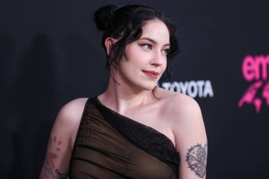 İngiliz şarkıcı Bishop Briggs (Sarah Grace McLaughlin), 8 Ekim 2022 'de Sunset Las Palmas Stüdyoları' nda düzenlenen 2022 Çevre Medya Derneği Ödülleri Galasına geldi..