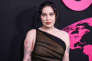 İngiliz şarkıcı Bishop Briggs (Sarah Grace McLaughlin), 8 Ekim 2022 'de Sunset Las Palmas Stüdyoları' nda düzenlenen 2022 Çevre Medya Derneği Ödülleri Galasına geldi..