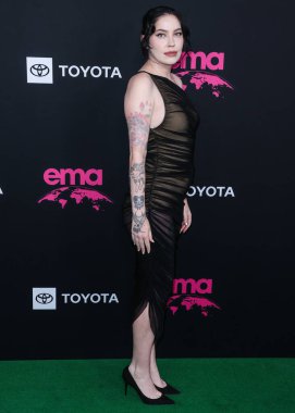 İngiliz şarkıcı Bishop Briggs (Sarah Grace McLaughlin), 8 Ekim 2022 'de Sunset Las Palmas Stüdyoları' nda düzenlenen 2022 Çevre Medya Derneği Ödülleri Galasına geldi..