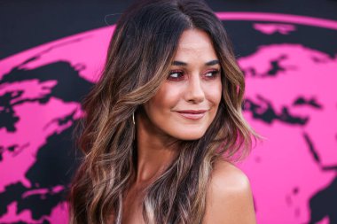 Kanadalı aktris Emmanuelle Chriqui, 8 Ekim 2022 'de Sunset Las Palmas Stüdyoları' nda düzenlenen 2022 Çevre Medya Derneği Ödül Galasına geldi.. 