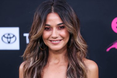 Kanadalı aktris Emmanuelle Chriqui, 8 Ekim 2022 'de Sunset Las Palmas Stüdyoları' nda düzenlenen 2022 Çevre Medya Derneği Ödül Galasına geldi.. 