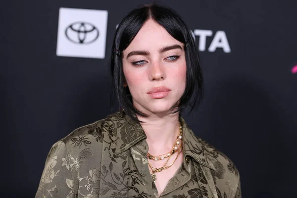 Cantora Compositora Americana Billie Eilish Vestindo Gucci Chega Gala Dos — Fotografia de Stock