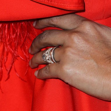 Aktris Dania Ramirez (yüzük detayı), 29 Ekim 2021 tarihinde Batı Hollywood, Los Angeles, Kaliforniya, ABD 'deki 1 Hotel West Hollywood' da düzenlenen GEANCO Vakfı Galası 2021 'e geldi..