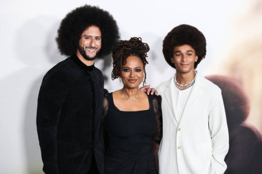 Amerikalı sivil haklar savunucusu ve eski futbolcu Colin Kaepernick, film yapımcısı Ava DuVernay ve aktör Jaden Michael Netflix 'in' Colin In Black and White 'filminin Los Angeles galasına 28 Ekim 2021' de LA, CA
