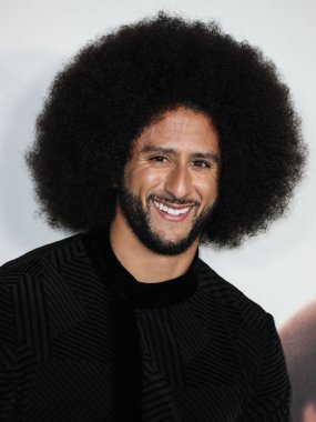 Amerikalı sivil haklar savunucusu ve eski futbolcu Colin Kaepernick, 28 Ekim 2021 'de Los Angeles, Kaliforniya' da bulunan Akademi Sinema Müzesi 'nde düzenlenen Netflix' in 'Colin in Siyah ve Beyaz Giyen 