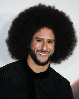 Amerikalı sivil haklar savunucusu ve eski futbolcu Colin Kaepernick, 28 Ekim 2021 'de Los Angeles, Kaliforniya' da bulunan Akademi Sinema Müzesi 'nde düzenlenen Netflix' in 'Colin in Siyah ve Beyaz Giyen 
