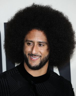 Amerikalı sivil haklar savunucusu ve eski futbolcu Colin Kaepernick, 28 Ekim 2021 'de Los Angeles, Kaliforniya' da bulunan Akademi Sinema Müzesi 'nde düzenlenen Netflix' in 'Colin in Siyah ve Beyaz Giyen 