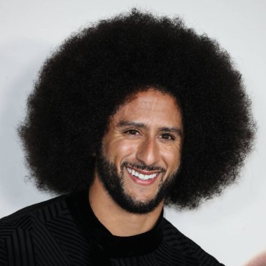 Amerikalı sivil haklar savunucusu ve eski futbolcu Colin Kaepernick, 28 Ekim 2021 'de Los Angeles, Kaliforniya' da bulunan Akademi Sinema Müzesi 'nde düzenlenen Netflix' in 'Colin in Siyah ve Beyaz Giyen 