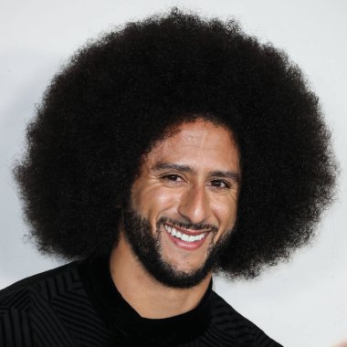Amerikalı sivil haklar savunucusu ve eski futbolcu Colin Kaepernick, 28 Ekim 2021 'de Los Angeles, Kaliforniya' da bulunan Akademi Sinema Müzesi 'nde düzenlenen Netflix' in 'Colin in Siyah ve Beyaz Giyen 