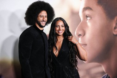 Amerikalı sivil haklar savunucusu ve eski futbolcu Colin Kaepernick ve kız arkadaşı / Amerikan radyo kişisi Nessa Diab Netflix 'in' Colin In Black and White 'şarkısının Los Angeles galasına 28 Ekim 2021' de Los Angeles 'ta geldiler.