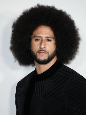 Amerikalı sivil haklar savunucusu ve eski futbolcu Colin Kaepernick, 28 Ekim 2021 'de Los Angeles, Kaliforniya' da bulunan Akademi Sinema Müzesi 'nde düzenlenen Netflix' in 'Colin in Siyah ve Beyaz Giyen 