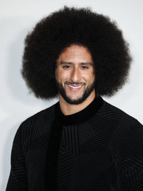 Amerikalı sivil haklar savunucusu ve eski futbolcu Colin Kaepernick, 28 Ekim 2021 'de Los Angeles, Kaliforniya' da bulunan Akademi Sinema Müzesi 'nde düzenlenen Netflix' in 'Colin in Siyah ve Beyaz Giyen 