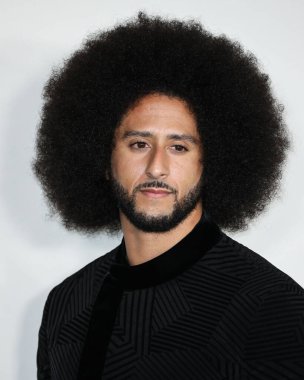 Amerikalı sivil haklar savunucusu ve eski futbolcu Colin Kaepernick, 28 Ekim 2021 'de Los Angeles, Kaliforniya' da bulunan Akademi Sinema Müzesi 'nde düzenlenen Netflix' in 'Colin in Siyah ve Beyaz Giyen 