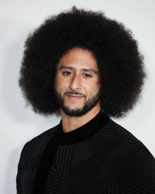 Amerikalı sivil haklar savunucusu ve eski futbolcu Colin Kaepernick, 28 Ekim 2021 'de Los Angeles, Kaliforniya' da bulunan Akademi Sinema Müzesi 'nde düzenlenen Netflix' in 'Colin in Siyah ve Beyaz Giyen 