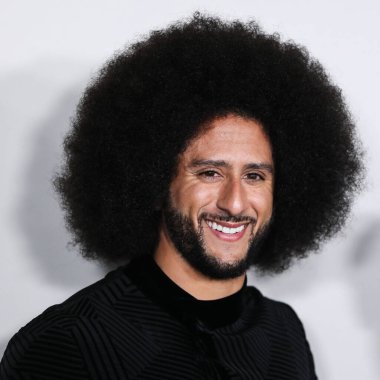 Amerikalı sivil haklar savunucusu ve eski futbolcu Colin Kaepernick, 28 Ekim 2021 'de Los Angeles, Kaliforniya' da bulunan Akademi Sinema Müzesi 'nde düzenlenen Netflix' in 'Colin in Siyah ve Beyaz Giyen 