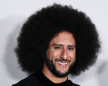 Amerikalı sivil haklar savunucusu ve eski futbolcu Colin Kaepernick, 28 Ekim 2021 'de Los Angeles, Kaliforniya' da bulunan Akademi Sinema Müzesi 'nde düzenlenen Netflix' in 'Colin in Siyah ve Beyaz Giyen 