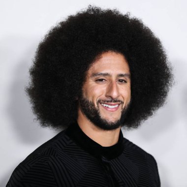 Amerikalı sivil haklar savunucusu ve eski futbolcu Colin Kaepernick, 28 Ekim 2021 'de Los Angeles, Kaliforniya' da bulunan Akademi Sinema Müzesi 'nde düzenlenen Netflix' in 'Colin in Siyah ve Beyaz Giyen 