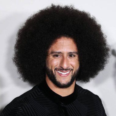 Amerikalı sivil haklar savunucusu ve eski futbolcu Colin Kaepernick, 28 Ekim 2021 'de Los Angeles, Kaliforniya' da bulunan Akademi Sinema Müzesi 'nde düzenlenen Netflix' in 'Colin in Siyah ve Beyaz Giyen 