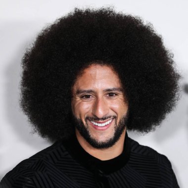 Amerikalı sivil haklar savunucusu ve eski futbolcu Colin Kaepernick, 28 Ekim 2021 'de Los Angeles, Kaliforniya' da bulunan Akademi Sinema Müzesi 'nde düzenlenen Netflix' in 'Colin in Siyah ve Beyaz Giyen 