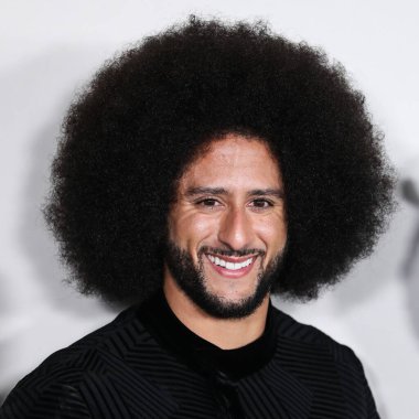 Amerikalı sivil haklar savunucusu ve eski futbolcu Colin Kaepernick, 28 Ekim 2021 'de Los Angeles, Kaliforniya' da bulunan Akademi Sinema Müzesi 'nde düzenlenen Netflix' in 'Colin in Siyah ve Beyaz Giyen 