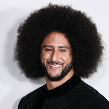 Amerikalı sivil haklar savunucusu ve eski futbolcu Colin Kaepernick, 28 Ekim 2021 'de Los Angeles, Kaliforniya' da bulunan Akademi Sinema Müzesi 'nde düzenlenen Netflix' in 'Colin in Siyah ve Beyaz Giyen 
