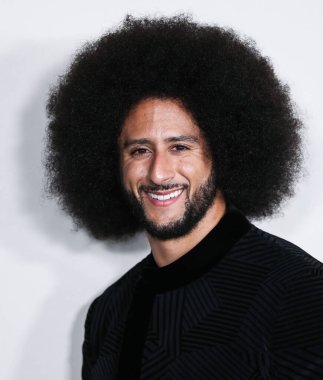 Amerikalı sivil haklar savunucusu ve eski futbolcu Colin Kaepernick, 28 Ekim 2021 'de Los Angeles, Kaliforniya' da bulunan Akademi Sinema Müzesi 'nde düzenlenen Netflix' in 'Colin in Siyah ve Beyaz Giyen 