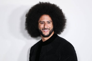Amerikalı sivil haklar savunucusu ve eski futbolcu Colin Kaepernick, 28 Ekim 2021 'de Los Angeles, Kaliforniya' da bulunan Akademi Sinema Müzesi 'nde düzenlenen Netflix' in 'Colin in Siyah ve Beyaz Giyen 